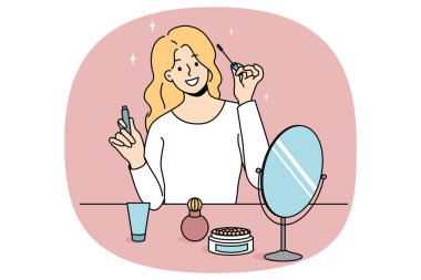 Gülümseyen kız masasına oturmuş makyaj yapıyor ve rimel sürüyordu. Mutlu genç kadın aynaya bak güzellik ürünleri uygula. Günlük rutin ve hazırlık. Kozmetoloji. Vektör illüstrasyonu.