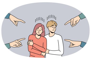 Korkmuş mutsuz çifti işaret eden sayısız el suçlamak ve suçlamak için kendini iyi hissetmiyor. Toplum, genç erkek ve kadını ilişkiler için utandırıyor. Ayrımcılık. Vektör illüstrasyonu.