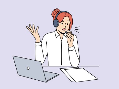 Stresli çağrı merkezi ajanı müşteri danışmanıyla sorun çözme konusunda konuşuyor. Endişeli bayan çalışanımız internet sorunlarıyla ilgili müşteri yardımı ile konuşuyor. Vektör illüstrasyonu. 