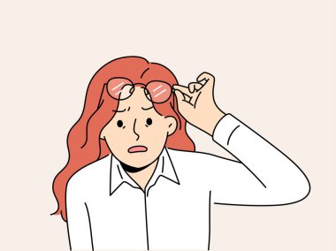Şok olmuş kadın haber ya da mesajla şaşkına dönmüş gözlüğünü çıkardı. Şaşırmış kadın inanılmaz bir haberle şaşkına döndü. Vektör illüstrasyonu. 
