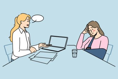 Bandajlı sıkıntılı kadın sosyal güvenlik merkezindeki masada oturuyor ve tazminat istiyor. Mutsuz yaralı bir kadın sigorta şirketinden para talep ediyor. Vektör illüstrasyonu. 