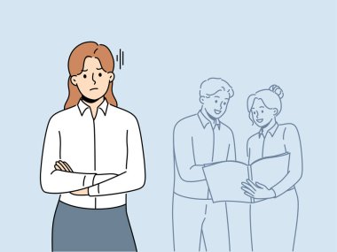 Mutsuz bayan çalışanlar arka planda konuşan meslektaşları için endişeleniyor. Kızgın kadın işçi, takım çalışmasıyla uğraşan iş arkadaşlarından rahatsız oldu. Vektör illüstrasyonu. 