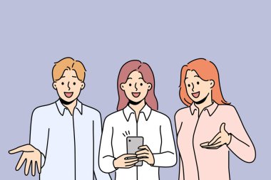 Gülümseyen çalışanlar cep telefonlarını birlikte webcam 'de konuşuyorlar. Akıllı telefonlu mutlu iş adamları görüntülü konuşma yaparlar. Takım çalışması. Vektör illüstrasyonu. 