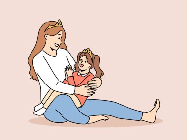 Gülümseyen anne ve prenses tacı giymiş küçük kız evde birlikte oynuyorlar. Mutlu anne, kızıyla iyi vakit geçir. Annelik. Vektör illüstrasyonu. 