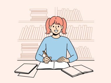 Gülümseyen akıllı küçük kız, evde el yazısıyla okula hazırlanırken masasında oturuyor. Mutlu liseli kız masada ödev yapıyor. Çalış ve öğren. Vektör illüstrasyonu. 