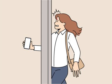 Telefonu olan bir kadın dijital bağımlılık ve dikkatsizlik nedeniyle sokak direğine çarpmış. Kadın yayanın alet bağımlısı olması ve telefonla yürürken yaralanması.