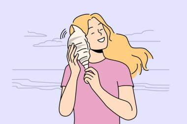 Yaz tatillerinde sahilde deniz kabuğu yiyen mutlu bir kadın. Kabuklu gülümseyen kız deniz kıyısında yaz tatilinin tadını çıkarıyor. Vektör illüstrasyonu. 