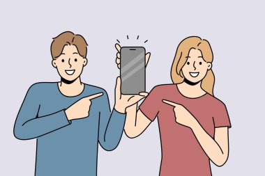 Gülen çift cep telefonuna boş ekranla işaret ediyor. Mutlu adam ve kadın akıllı telefonu işaret ediyor. Tavsiye ve teknoloji. Vektör illüstrasyonu. 