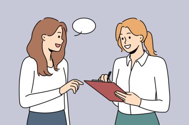 Yoldan geçenlerle dosyayla gülümseyen kadın röportajı. Mutlu kadın sokaklarda araştırma yapıyor. Anket ve anket. Vektör illüstrasyonu. 