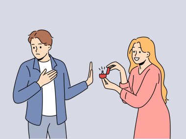 Erkek, erkek arkadaşına elmas desenli nişan yüzüğü takan bir kadınla evlenme teklifini reddediyor. Kutuda alyansı olan kız hoşlandığı adamla evlenmek istiyor ama aşırı azimden dolayı reddediliyor.