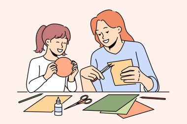 Gülümseyen anne ve kız evde sanat ve el sanatlarının keyfini çıkarıyorlar. Mutlu anne ve çocuk evrak işleri ve kolajlarla meşgul. Annelik. Vektör illüstrasyonu. 