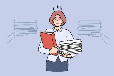 Bir yığın belgesi olan meşgul bir iş kadınının evrak işleri için yardımcıya ya ya da sekretere ihtiyacı var. Yoğun kadın yönetici aşırı yüklenme ya da profesyonel patlamaya yol açan raporlama bolluğundan muzdarip..