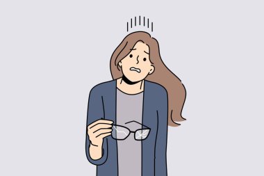 Ellerinde kırık gözlük olan bir kadın görme sorununu çözemediği için kafası karışıyor. Dikkatsiz kız kırık camlı gözlük tutuyor ve optometriste gitmesi ya da lens alması gerekiyor.