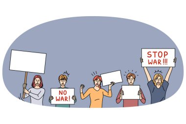 Savaş bayrakları olmayan insanlar askeri saldırıları protesto ediyorlar. Gösteride 