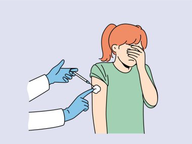 Ağlayan küçük kız enjeksiyondan korkar ve omzuna iğne yaparken gözlerini kapatır ve kızamık ya da gribe karşı aşı olur. Şırıngayla çocuğa iğne yapan doktorun elleri