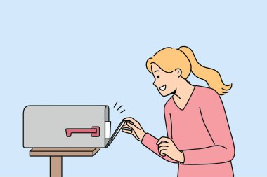 Gülümseyen bir kadın posta kutusunu mektuplarla açar ve uzun vadeli bir sözleşme almaktan mutluluk duyar. Arkadaşları ve ailesi için önemli mektuplar yazan posta kutusunun yanındaki mutlu kız.