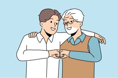 Genç oğul ve yaşlı baba, nesiller arasındaki birliği ve dostluğu göstermek için yumruk tokuşturur. Farklı yaşlardaki insanlar birlikte güçlü olduğumuzu söylüyor. Nesiller boyu arkadaş olmaya çağırıyoruz.