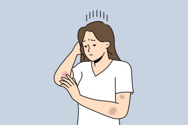Kollarında morluklar olan kadın üzgün ve düştükten sonra oluşan sıyrıklara ya da yoldaki kazalara bakıyor. Depresyondaki kızın, aile içi şiddet sonucu oluşan yara ve çürükler için iyileşme merhemine ihtiyacı var.