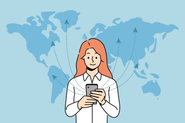 Telefonu olan kadın dünya haritasının yanında 5G teknolojisi kullanıyor ve uluslararası sunucularla bilgi alışverişinde bulunuyor. Akıllı telefonlu kız hızlı 5G bağlantısı sayesinde sörf ağına bağımlı.