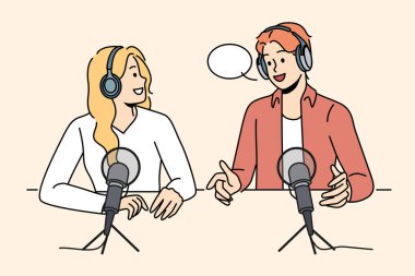 Radyo programı sunucuları mikrofonlarla masada oturup en son haberleri online podcast 'e hazırlamayı tartışıyor. Erkek ve kadın radyo spikeri olarak çalışırlar ve ses kayıt stüdyosunda ses yayını yaratırlar..