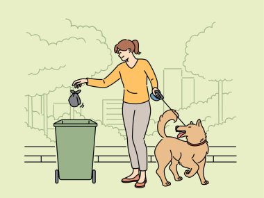 Yürüyüş yapan kadın köpek yavrusu dışkısını çöp kutusuna atar, parkın temizliği ile ilgilenir. Gülümseyen kız sokaklarda köpekleri temizliyor, sorumluluk ve çevreye olan sevgisini gösteriyor.