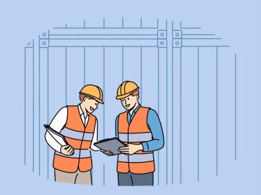 Erkekler sanayi bölgesinde çalışıyor ve deniz nakliye konteynerlerinin yanında durup lojistik veya depolama kargosunu tartışıyorlar. Endüstriyel üniforma ve şapka giymiş nakliye şirketi çalışanlarının takım çalışması