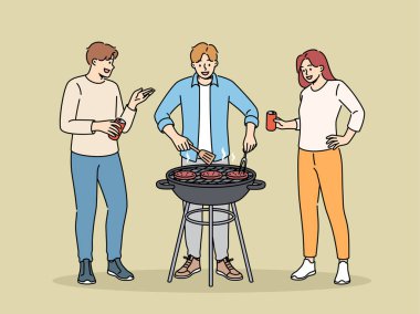 Parkta ya da evin arka bahçesinde mangalda et pişirip bira içen neşeli arkadaşlarla barbekü partisi. Mutlu insanlar yaz tatilinin başlangıcını ve barbekü kömüründe et pişirmeyi kutluyorlar.
