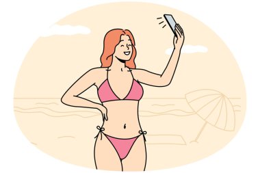 Bikinili gülümseyen seksi genç kadın plajda cep telefonuyla kendi portresini çekiyor. Mayolu mutlu kız kıyıda akıllı telefondan selfie çekiyor. Vektör illüstrasyonu.