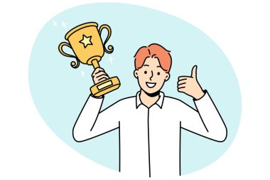 Elinde altın ödülü olan çok mutlu genç adam zaferi kutluyor. Altın ödüllü ya da kupa ödüllü gülümseyen işadamı başparmağını kaldır. Vektör illüstrasyonu.