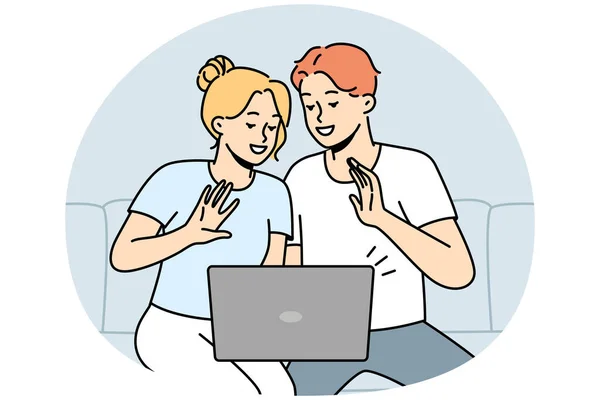 笑顔のカップルは コンピュータ上のビデオ通話でソファー波のトークに座っています 幸せな男性と女性は ラップトップでウェブカムの会話を楽しんでいます ベクトルイラスト — ストックベクタ