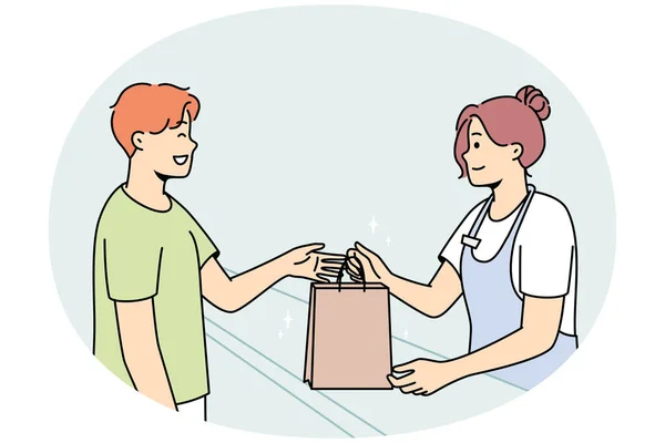 Gülümseyen Kadın Kasiyer Dükkandaki Mutlu Erkek Müşteriye Karton Çanta Veriyor — Stok Vektör