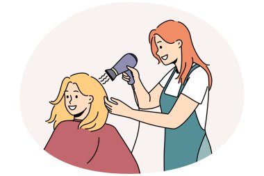 Gülümseyen kadın müşterinin kuaförde saç stili var. Kuaförde saç kurutma makineli kadın müşterinin mutlu saç stilisti. Güzellik ve bakım konsepti. Vektör illüstrasyonu.