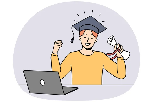 手拿着帽子的年轻人喜出望外 手里拿着毕业文凭 在网上庆祝毕业 微笑的男性毕业生对大学的结束感到兴奋 远程教育 矢量说明 — 图库矢量图片