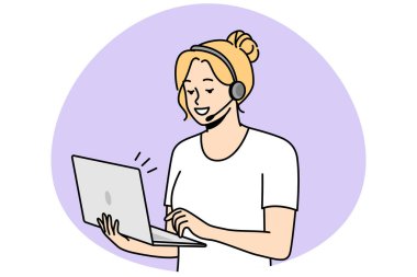 Kulaklıklı genç bir kadın dizüstü bilgisayar tutuyor, iş arkadaşları ya da arkadaşlarıyla iletişim kuruyor. Evde uzaktan çalışma. Uzaktan kumanda, tele çalışma, online eğitim, telesekreter toplantısı. Vektör minimalist modern tasarım.