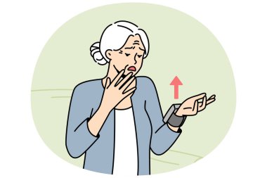 Yaşlı kadın bileğindeki kan basıncının artması nedeniyle üzgündü. Yaşlı kadın kötü sağlık belirtilerini gördükten sonra gergin hissetti. Vektör çizgisi renkli illüstrasyon.