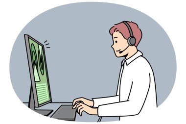 Kulaklık takan web tasarımcısı bilgisayarda çalışıyor. Kulaklık takan adam masada oturuyor, klavye başında monitör ekranının önünde yazılar, programlama. Müşteri desteği. Vektör minimalist modern tasarım.
