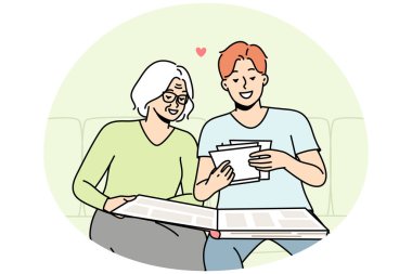 Yaşlı kadın ve oğlu fotobook 'taki eski fotoğraflara bakıyorlar. Büyükannem torununa akrabalarından, fotoğraf albümündeki olaylardan bahseder. Vektör ince çizgi renkli illüstrasyon.