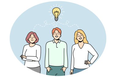 Bir arada duran bir grup insanın üzerinde yanan ampul. Meslektaşlar problem sembolünün en iyi çözümünü severler. Beyin fırtınası, takım çalışması. İş adamı, iş kadını bir şeyler icat eder. Vektör illüstrasyonu.