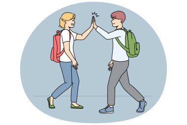 Dışarıda yürüyen gülümseyen okul çocukları beşlik çakıyor. Sözsüz iletişimi kullanarak mutlu arkadaşlar selamlaşır. Vektör illüstrasyonu.