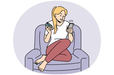Gülümseyen genç bir kadın evde oturmuş kredi kartıyla cep telefonundan alışveriş yapıyor. Mutlu bayan alıcı akıllı telefondan internet üzerinden mal satın alıyor. Vektör illüstrasyonu.