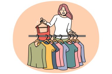 Moda mağazasından kıyafet alan gülümseyen genç bir kadın. Mutlu bayan alıcı ya da müşteri mağazadan kıyafet seçiyor. Tarz ve tüketim. Vektör illüstrasyonu.