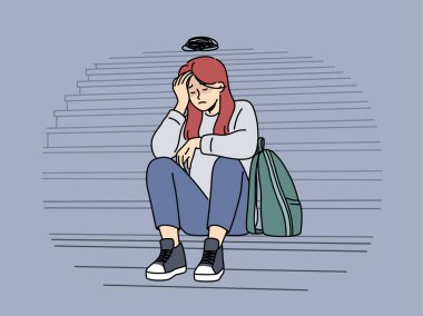 Genç kadınlar zorbalık ve tacizden dolayı ağlar ve sosyal sorunlardan muzdarip basamaklarda oturur. Üzgün bir kızın üniversitedeki zorbalığın yol açtığı komplekslerin üstesinden gelebilmesi için psikolojik desteğe ihtiyacı var.