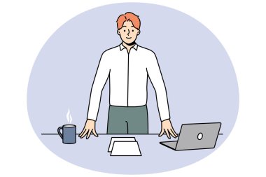 Ofis masasının yanında dizüstü bilgisayarla gülümseyen başarılı genç bir iş adamı. İş yerindeki bilgisayarı ve kahvesi olan kendine güveni tam bir erkek CEO ya da patronu. Vektör illüstrasyonu.