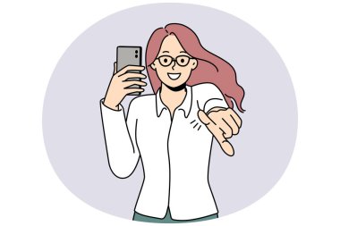 Gülümseyen genç kadın cep telefonunu ekranda tut. Elinde akıllı telefon olan mutlu kız kameraya parmağını dayayıp seçim yapıyor. Vektör illüstrasyonu.