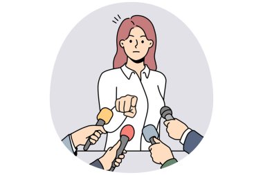 Gazeteci ya da muhabire konferans noktasında kızgın iş kadını mikrofonlarıyla konuşuyor. Çılgın kadın politikacı olay sırasında konuşurken sıkıntıya girdi. Vektör illüstrasyonu.