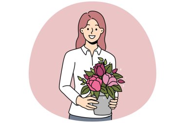 Elinde bitki olan gülümseyen genç bir kadın. Mutlu kadın bahçıvan ya da çiçekçi çiçek açan çiçekleri tutuyor. Flora ve hobi konsepti. Vektör illüstrasyonu.