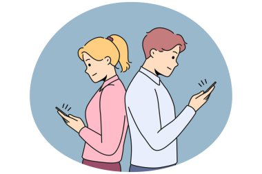 Arka arkaya cep telefonlarıyla mesajlaşan çift. Erkek ve kadın internette hile yapan akıllı telefonları kullanarak birbirlerinden uzak duruyorlar. Vektör illüstrasyonu.