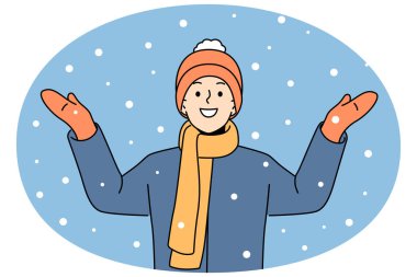 Dışarıda duran gülümseyen çocuk kardan heyecanlanıyor. Dış giysili mutlu çocuk kış tatilinden çok memnun. Vektör illüstrasyonu.