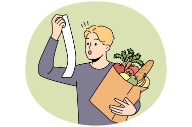 Sersemlemiş genç bir adam süpermarketteki harcamalardan şok olmuş. Dükkandaki gıda ve ürünlerin fiyatlarına şaşıran bir adam. Vektör illüstrasyonu.