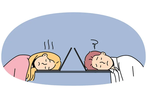 피곤한 커플은 컴퓨터 테이블에 잠들어 피곤한 남자와 사무실에서 노트북에서 낮잠에서 — 스톡 벡터